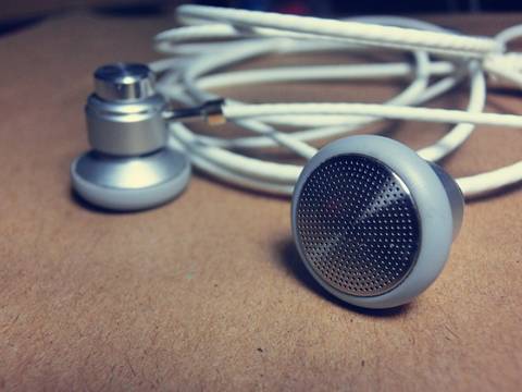 Geëtste plaat op de oortelefoon om stof te verhinderen zonder het vernietigen van geluid
