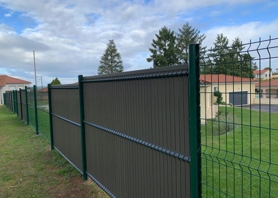 3d Gebogen Comité Gelaste Draad Mesh Garden Fence 1.8m Hoog met het Plastic Uvlatje van Pvc