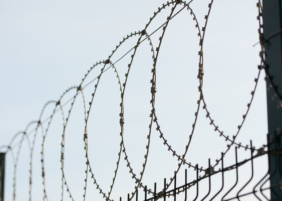 Warm gedompeld gegalvaniseerd prikkeldraad Bto-22 Concertina Razor Wire 450 mm spoeldiameter