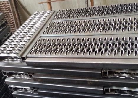 10 Roosters Standaardlengte van ′ /12 ′ Diamond Hole Aluminum Galvanized Trench