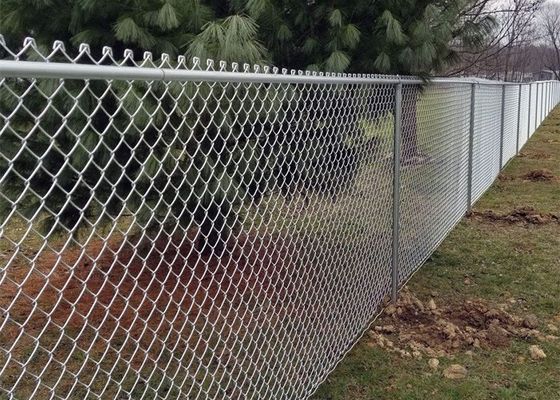 Gegalvaniseerd 9 Gauge Chain Link Veiligheids hek 50 * 50mm Diamantdraad Mesh Met prikkeldraad