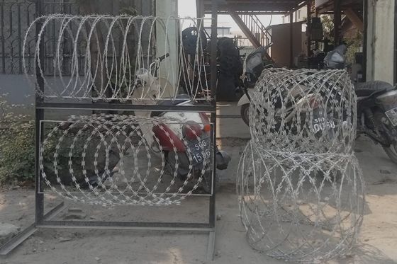 600 mm HDG BTO-16 5 Klemmen 100 lussen Anti-klimgrens met behulp van container Razor Wire