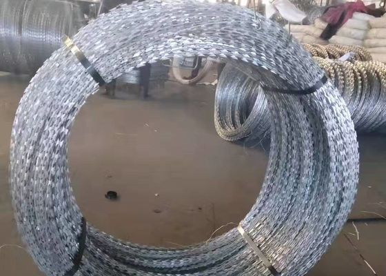 600 mm HDG BTO-16 5 Klemmen 100 lussen Anti-klimgrens met behulp van container Razor Wire