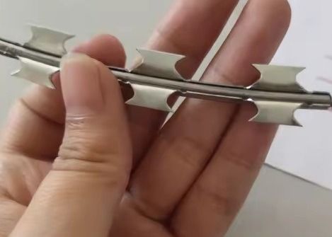 Bto-22 warm gedompeld gegalvaniseerd scheerdraad hek