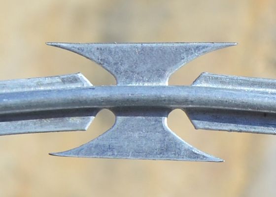 Bto22 Rol 450mm van het Scheermesconcertina Diameter Met weerhaken