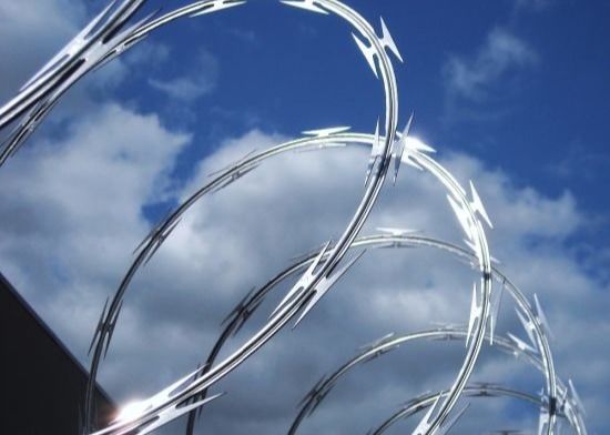 PVC-gecoate beveiliging Razor Wire Mesh hek Concertina Razor prikkeldraad