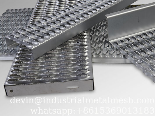 Heavy Duty Grip Strut Perforated Metal Plank Grating voor Transportonderhoudsgebieden