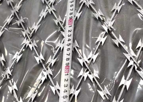 De hete Onderdompeling galvaniseerde Gelast Netwerk van de Scheermesdraad 7.5x15cm Draaddiameter 2.5mm