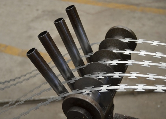 Concertina Razor Wire creëert een veiligheidsbarrière om eigendommen te beschermen