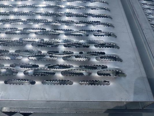 2mm Ronde Gegalvaniseerde het Staalgrating van de Gatengreep Stut voor de ENGELSE Norm van het Tredeplatform