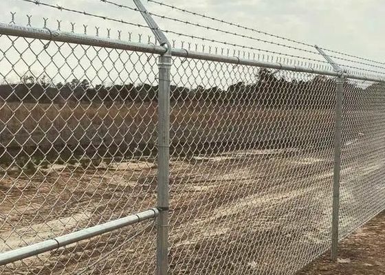 Gegalvaniseerd 9 Gauge Chain Link Veiligheids hek 50 * 50mm Diamantdraad Mesh Met prikkeldraad