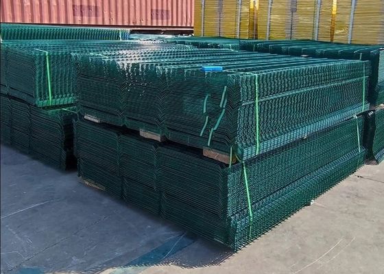 Gegalvaniseerde 3D-paneel hek 3D gebogen staal gelast hek gebogen draad hek V-maas draad hek beveiligings hek