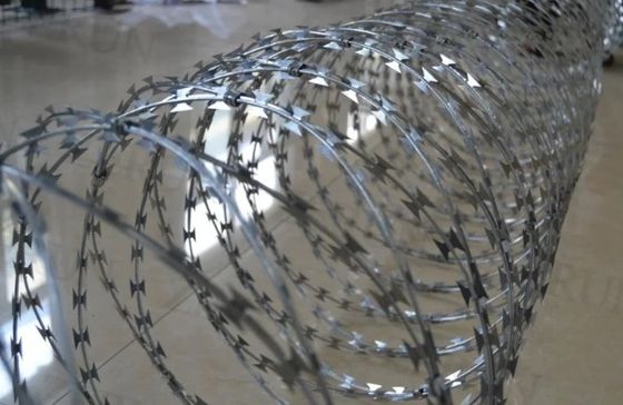 600 mm HDG BTO-16 5 Klemmen 100 lussen Anti-klimgrens met behulp van container Razor Wire