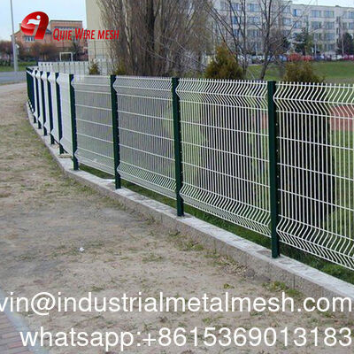 3D paneel hek 3D gebogen staal gelast hek gebogen draad hek V mesh draad hek beveiligings hek